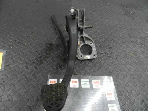 143. 2003 BMW E46 318Ci CONVERTIBLE. CLUTCH PEDAL AND MASTER CYLINDER