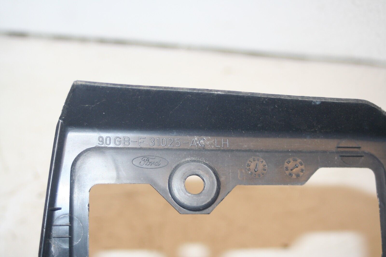 1990 FORD GRANADA MK3. BOOT PLASTIC TRIM BROKEN CRACKED 90GB-F31025-AC - Image 5