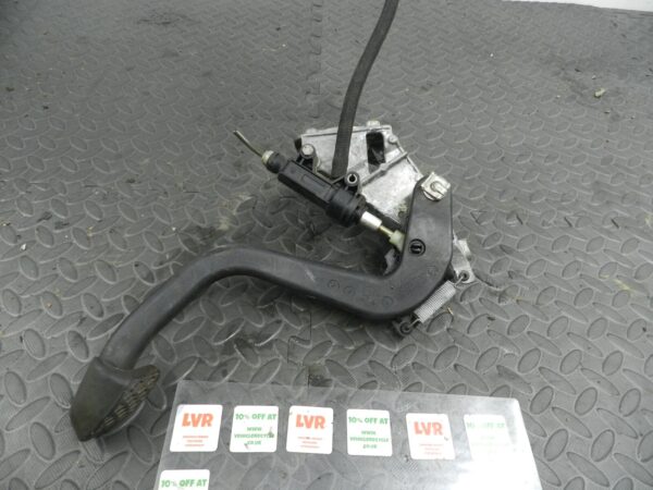143. 2003 BMW E46 318Ci CONVERTIBLE. CLUTCH PEDAL AND MASTER CYLINDER - Image 5