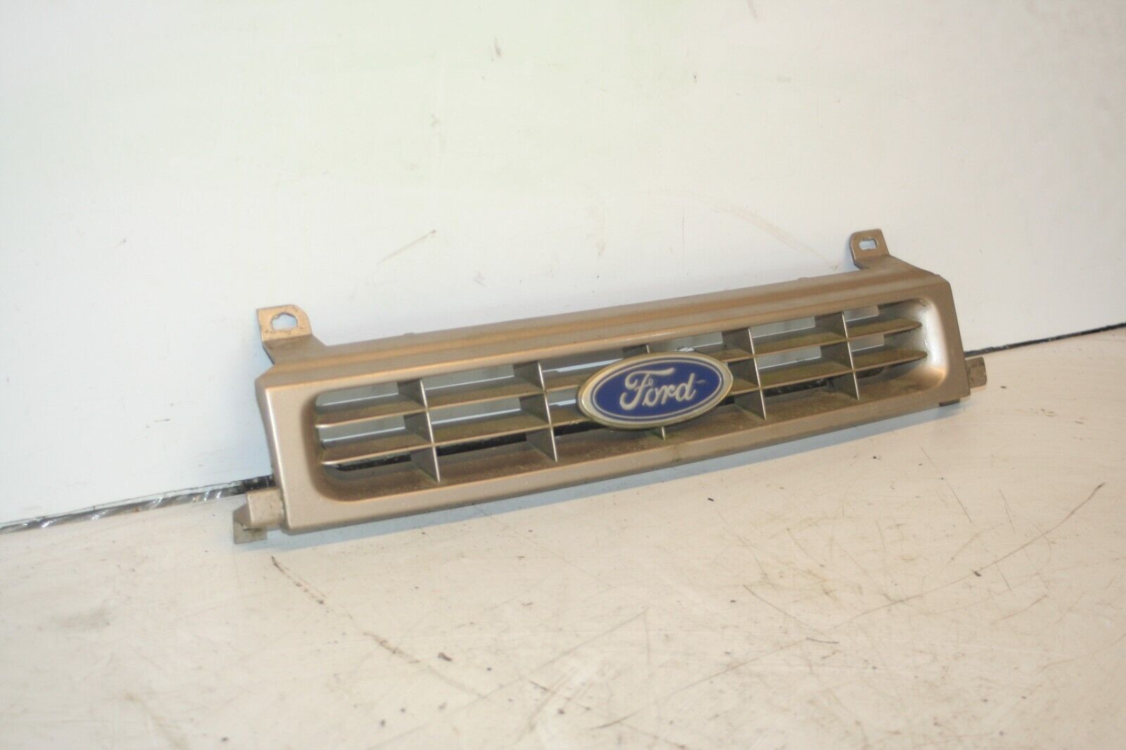 1990 FORD GRANADA MK3. FRONT GRILLE IN GOLD - Image 2