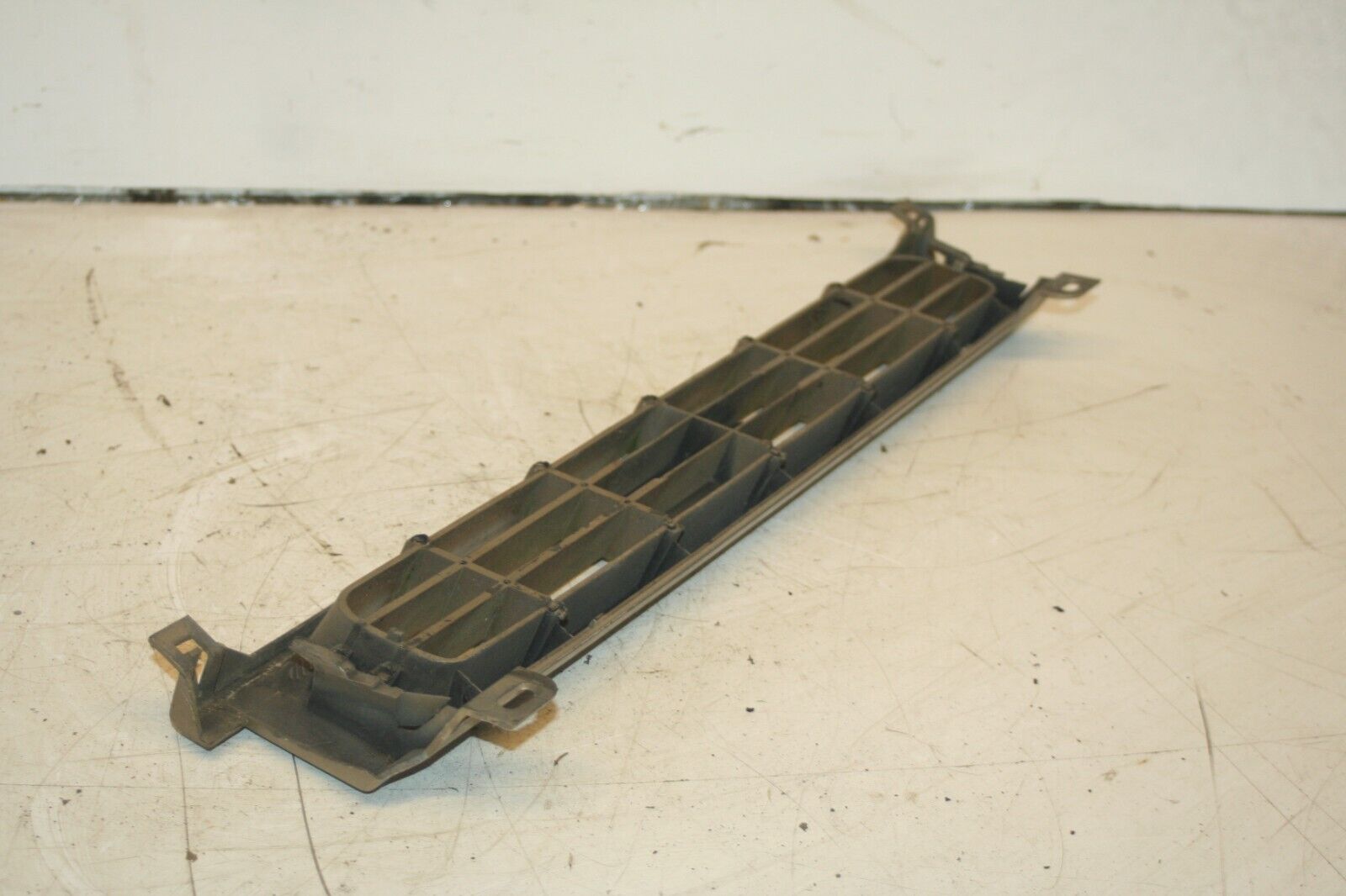 1990 FORD GRANADA MK3. FRONT GRILLE IN GOLD - Image 3