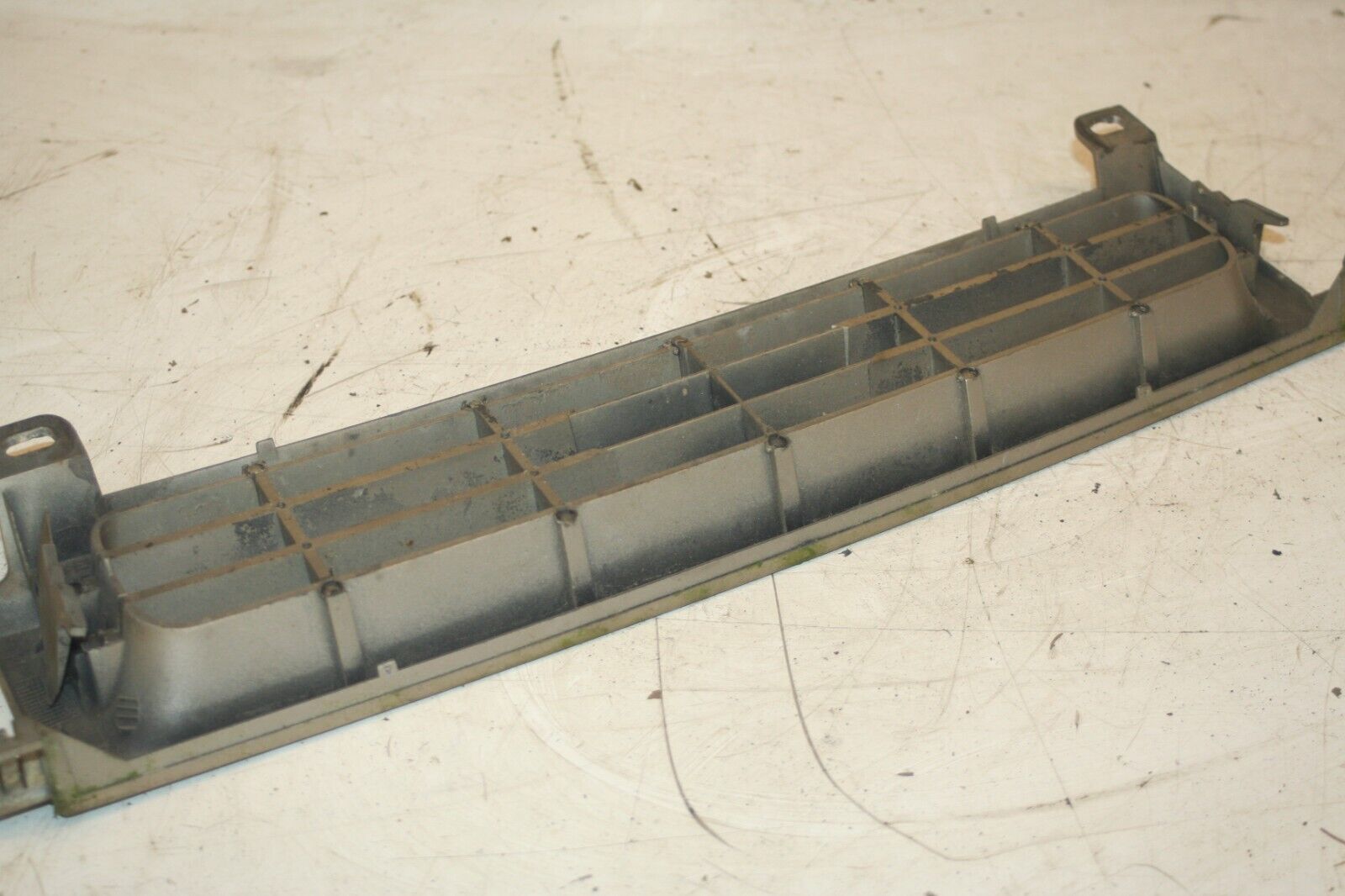 1990 FORD GRANADA MK3. FRONT GRILLE IN GOLD - Image 4