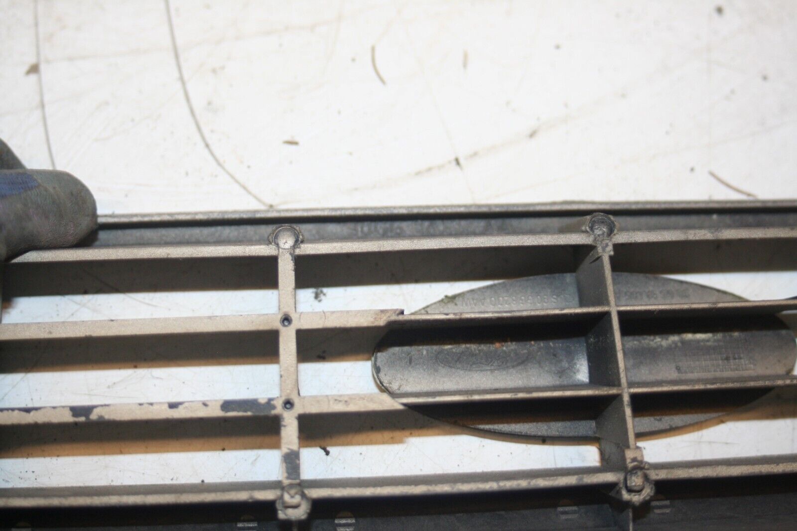 1990 FORD GRANADA MK3. FRONT GRILLE IN GOLD - Image 6