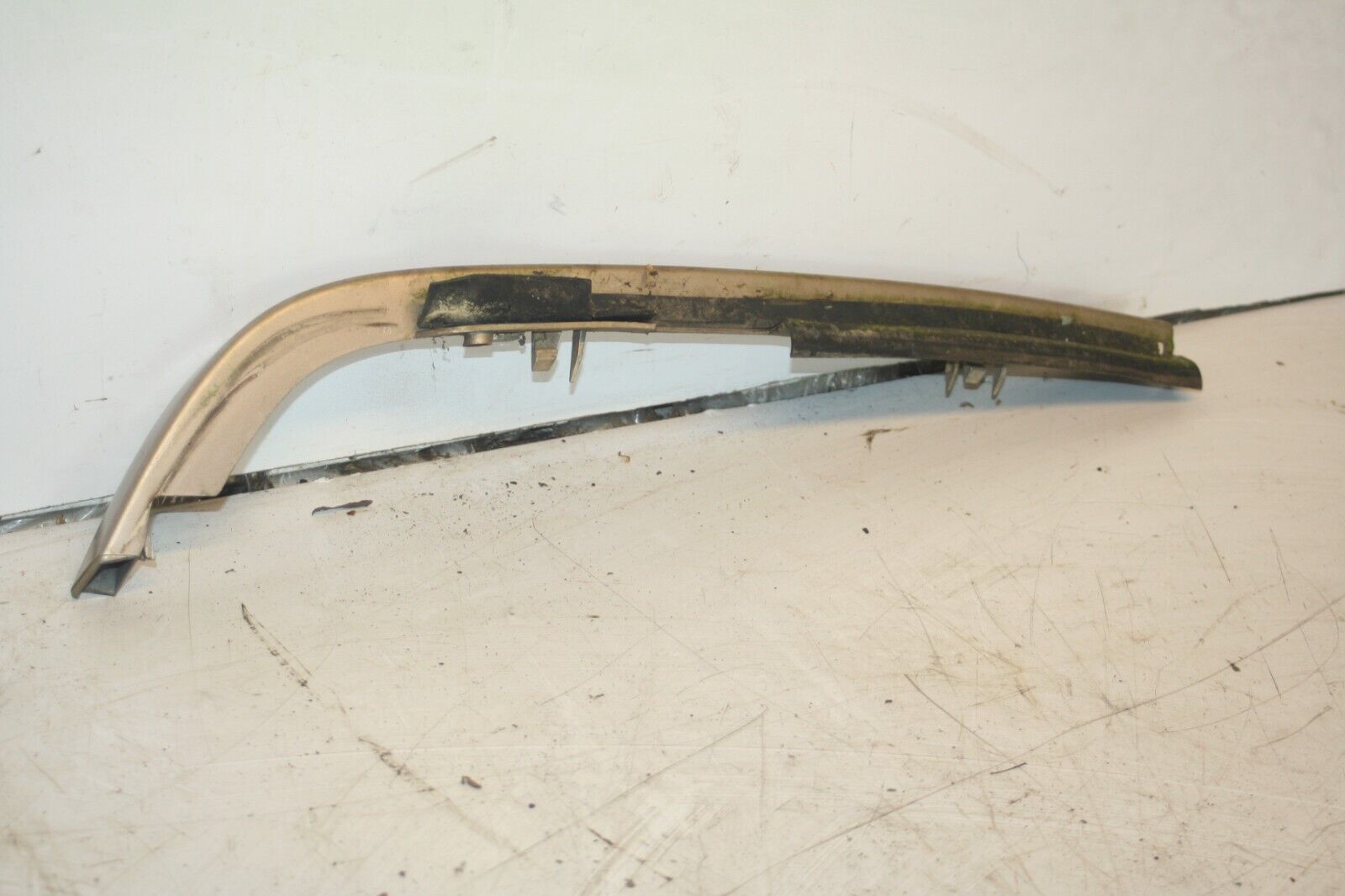 1990 FORD GRANADA MK3. LOWER HEADLIGHT TRIM IN GOLD - Image 2