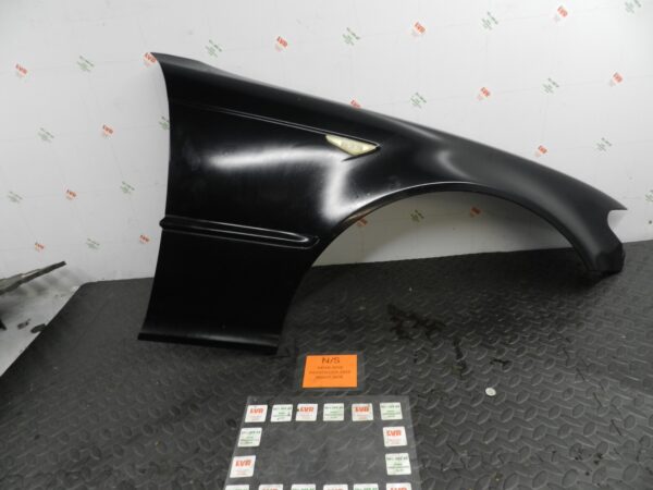 143. 2003 BMW E46 318Ci CONVERTIBLE. DRIVER SIDE WING IN BLACK
