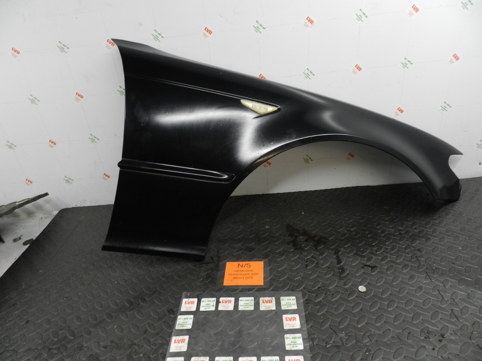 143. 2003 BMW E46 318Ci CONVERTIBLE. DRIVER SIDE WING IN BLACK
