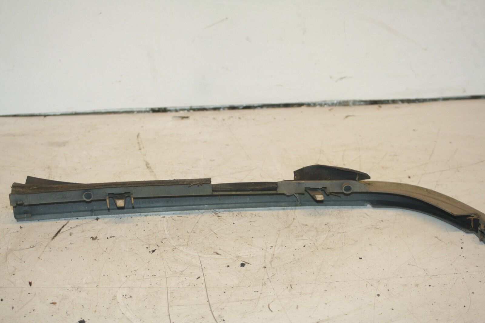 1990 FORD GRANADA MK3. LOWER HEADLIGHT TRIM IN GOLD - Image 3