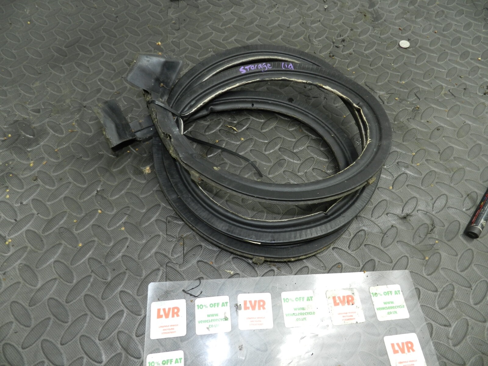 143. 2003 BMW E46 318Ci CONVERTIBLE. STORAGE LID RUBBER SEAL ROOT BODY