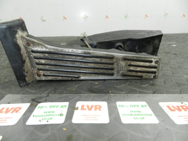 143. 2003 BMW E46 318Ci CONVERTIBLE. ACCELERATOR PEDAL