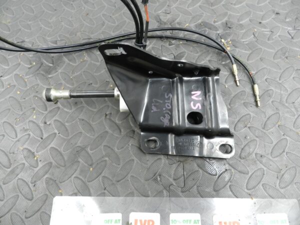 143. 2003 BMW E46 318Ci CONVERTIBLE. STORAGE LID HYDRAULIC STRUT CYLINDER LIFTER
