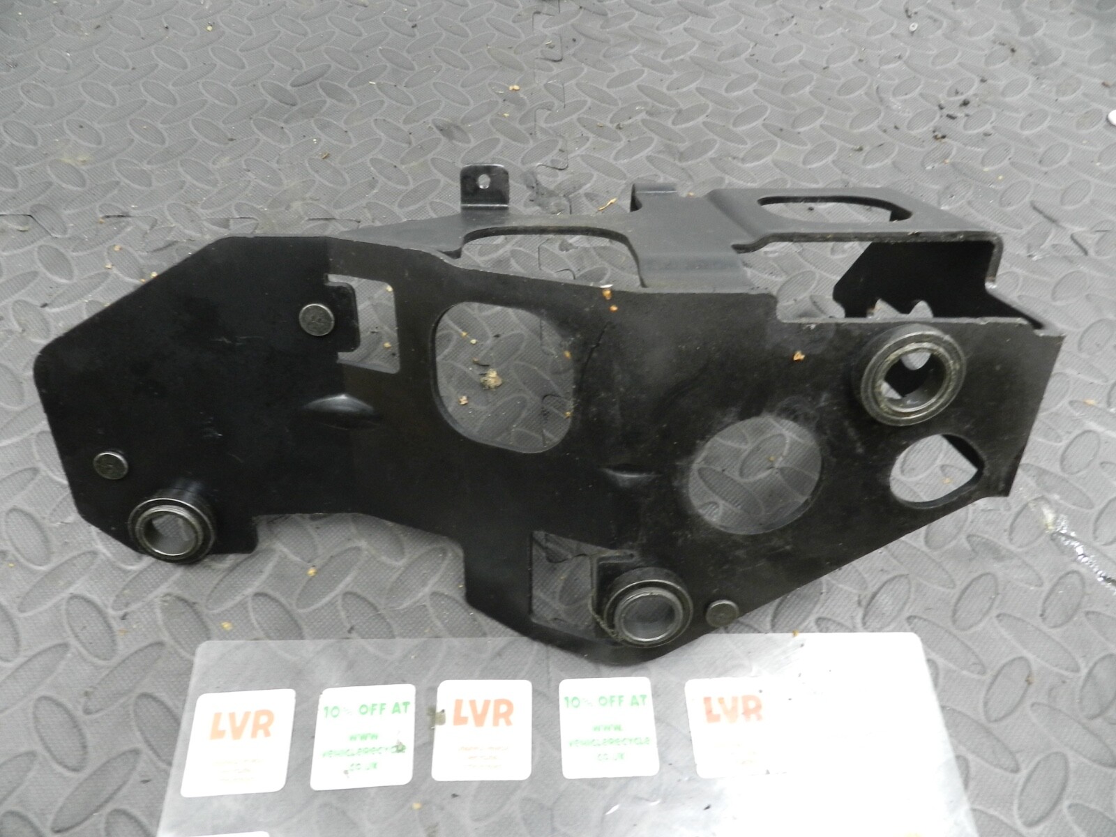 143. 2003 BMW E46 318Ci CONVERTIBLE. DRIVER SIDE ROOF FRAME BRACKET - Image 2