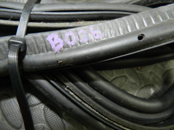 143. 2003 BMW E46 318Ci CONVERTIBLE. BOOT TAIL GATE DOOR RUBBER SEAL - Image 2