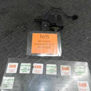 143. 2003 BMW E46 318Ci CONVERTIBLE. PASSENGER SIDE ROOF LATCH 8248313