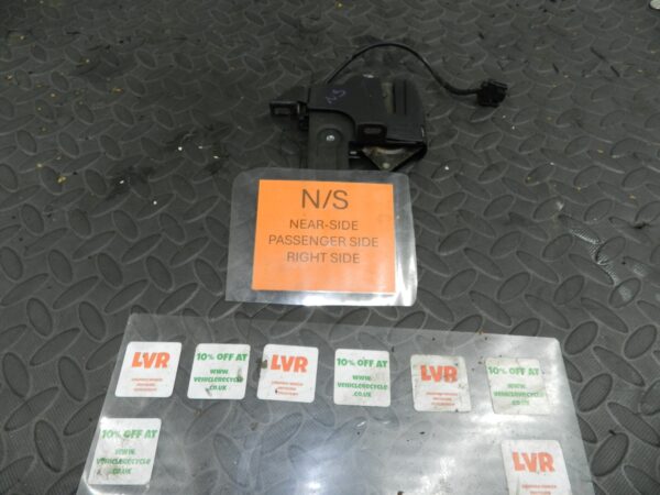 143. 2003 BMW E46 318Ci CONVERTIBLE. PASSENGER SIDE ROOF LATCH 8248313