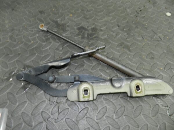 143. 2003 BMW E46 318Ci CONVERTIBLE. BONNET HINGE