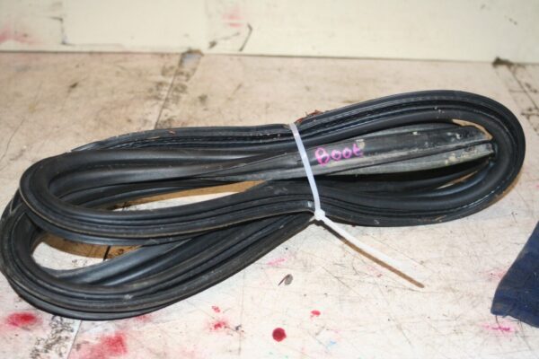 2013 VAUXHALL ADAM 1.4 PETROL MANUAL. BOOT RUBBER SEAL - Image 2