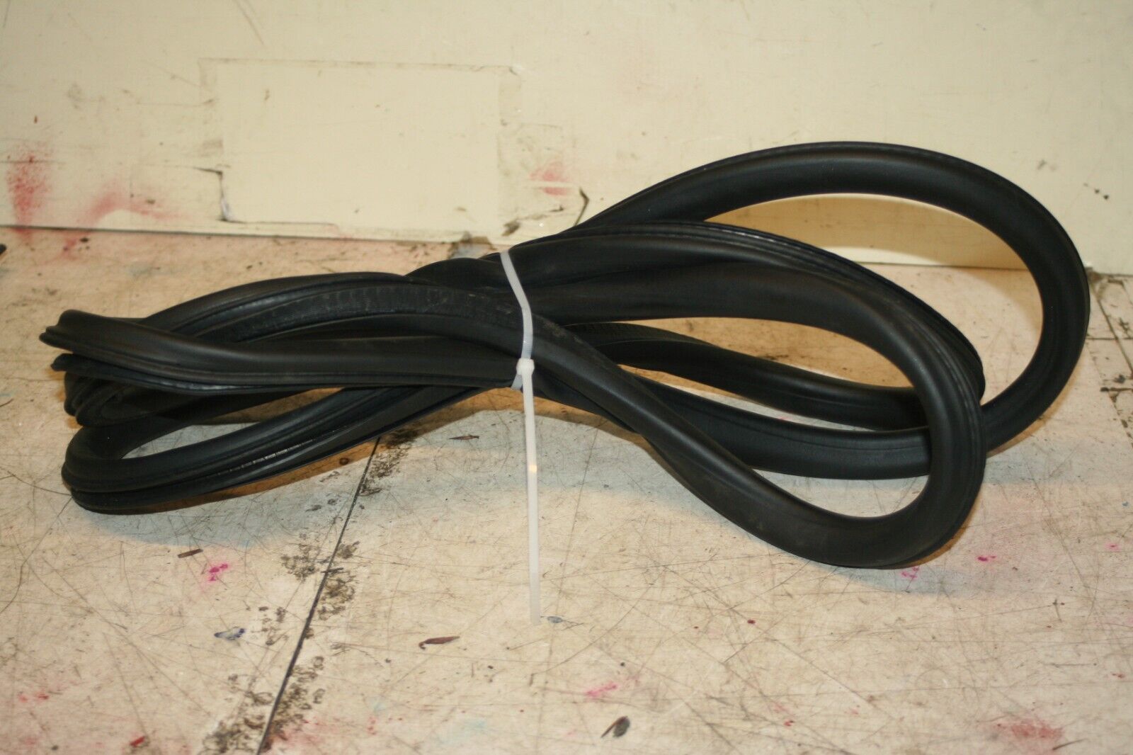 2013 VAUXHALL ADAM 1.4 PETROL MANUAL. NSF PASSENGER SIDE FRONT DOOR RUBBER SEAL - Image 2