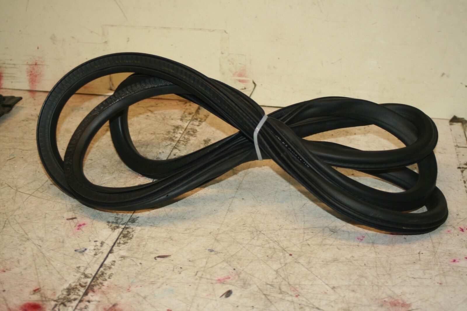 2013 VAUXHALL ADAM 1.4 PETROL MANUAL. NSF PASSENGER SIDE FRONT DOOR RUBBER SEAL - Image 3