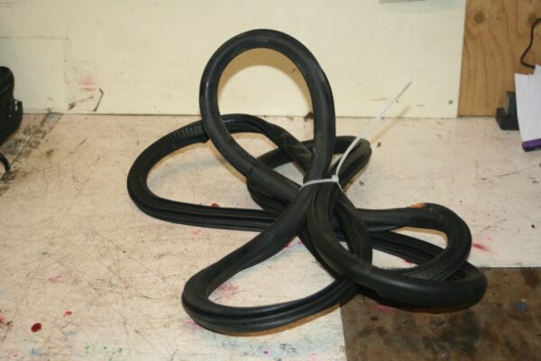 2013 VAUXHALL ADAM 1.4 PETROL MANUAL. OSF DRIVER SIDE FRONT DOOR SEAL RUBBER
