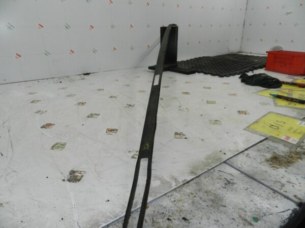 2011 NISSAN QASHQAI J10 MK1. DRIVER SIDE ROOF RAIL TRIM - Image 2
