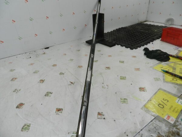 2011 NISSAN QASHQAI J10 MK1. DRIVER SIDE ROOF RAIL TRIM - Image 3