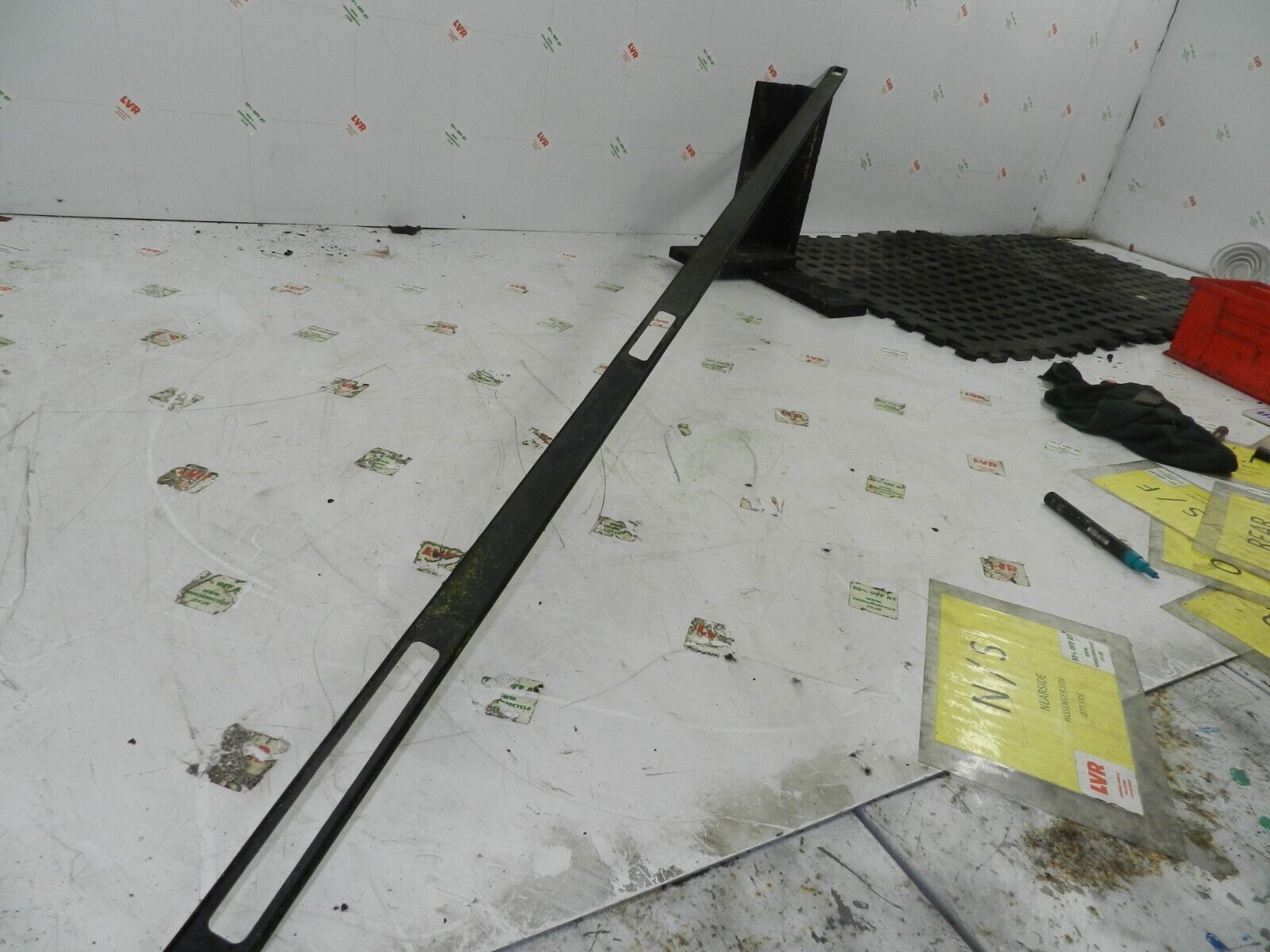 2011 NISSAN QASHQAI J10 MK1. PASSENGER SIDE ROOF RAIL TRIM - Image 2