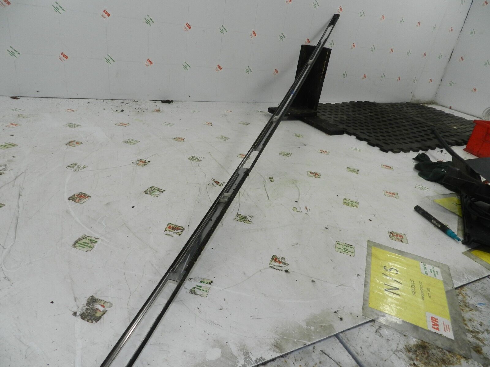 2011 NISSAN QASHQAI J10 MK1. PASSENGER SIDE ROOF RAIL TRIM - Image 3