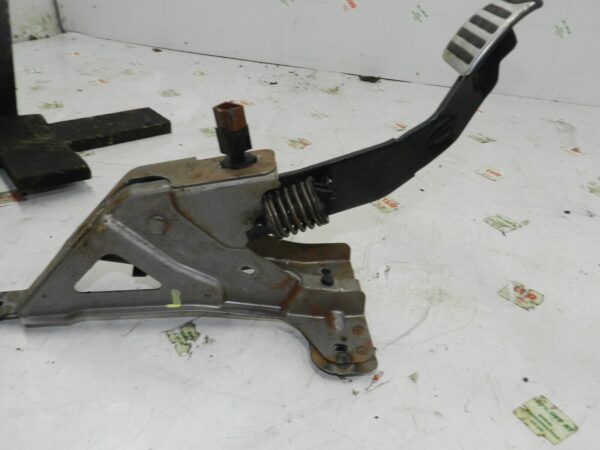 2011 NISSAN QASHQAI J10 MK1. CLUTCH PEDAL E001052X11 - Image 3