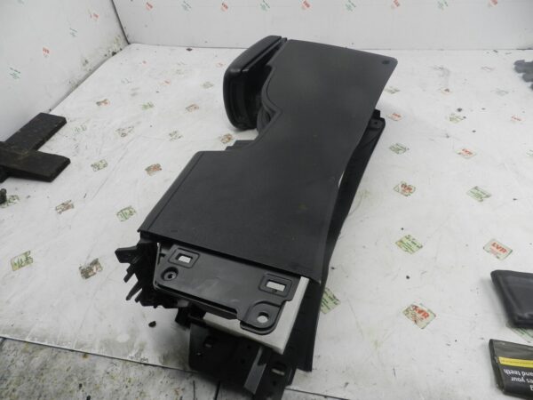 2011 NISSAN QASHQAI J10 MK1. CENTRE CONSOLE WITH ARM REST - Image 2