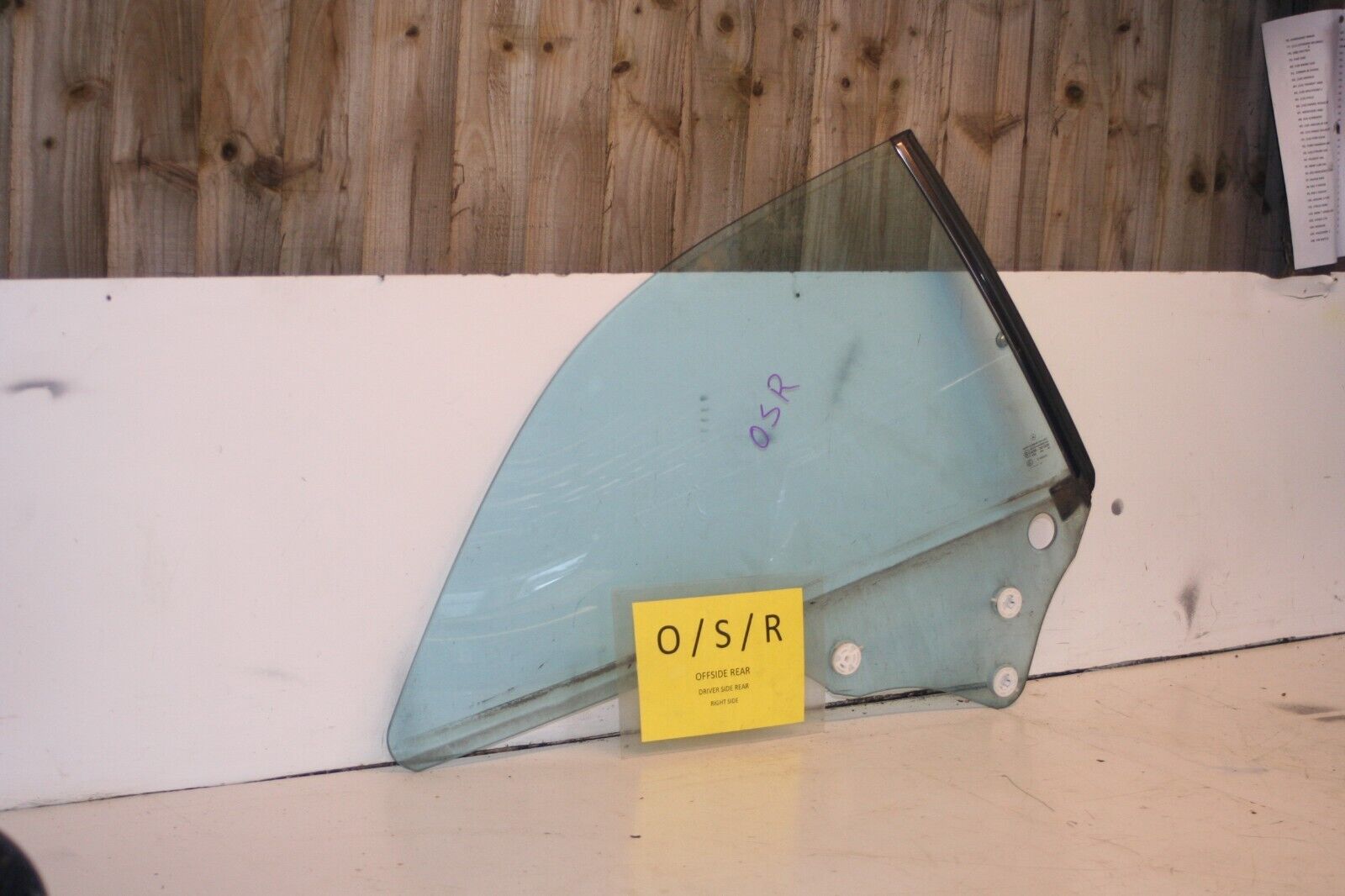 MERCEDES CLK W209. PASSENGER SIDE REAR QUARTER GLASS - Image 2