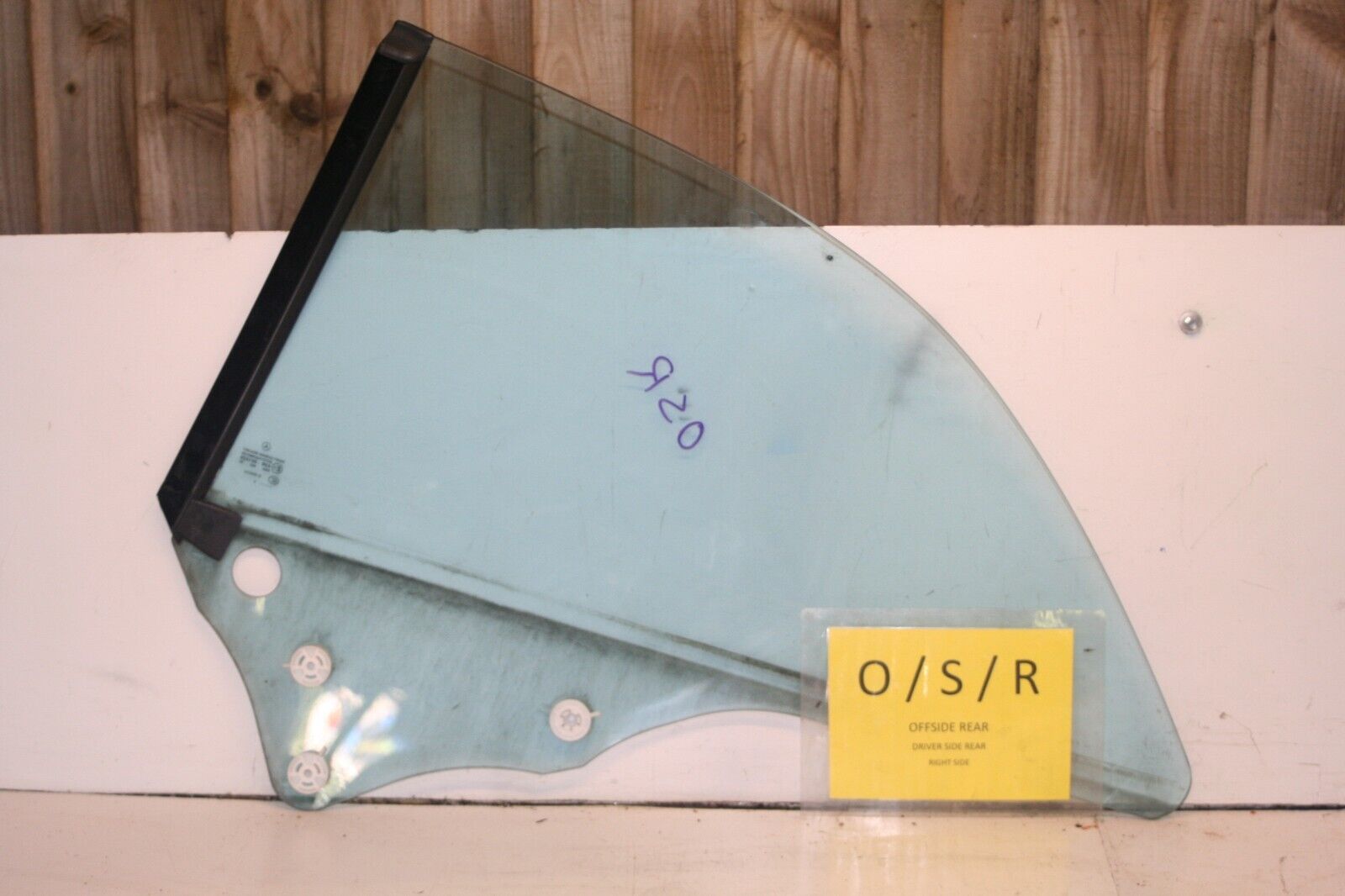 MERCEDES CLK W209. PASSENGER SIDE REAR QUARTER GLASS - Image 3