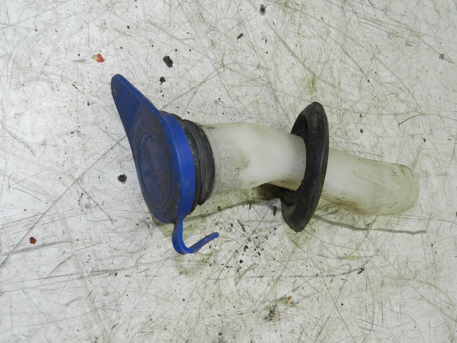 1990 VOLVO 700 740. SCREEN WASH WASHER BOTTLE FILL UP PIPE - Image 2