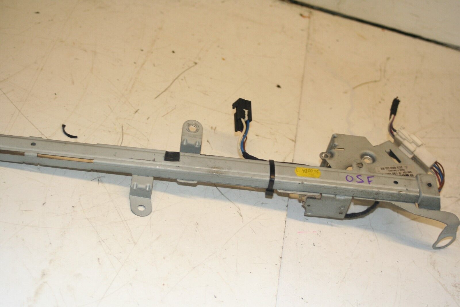 MERCEDES CLK W209. DRIVER SIDE FRONT 2038600282 SEAT BELT REGULATOR MOTOR