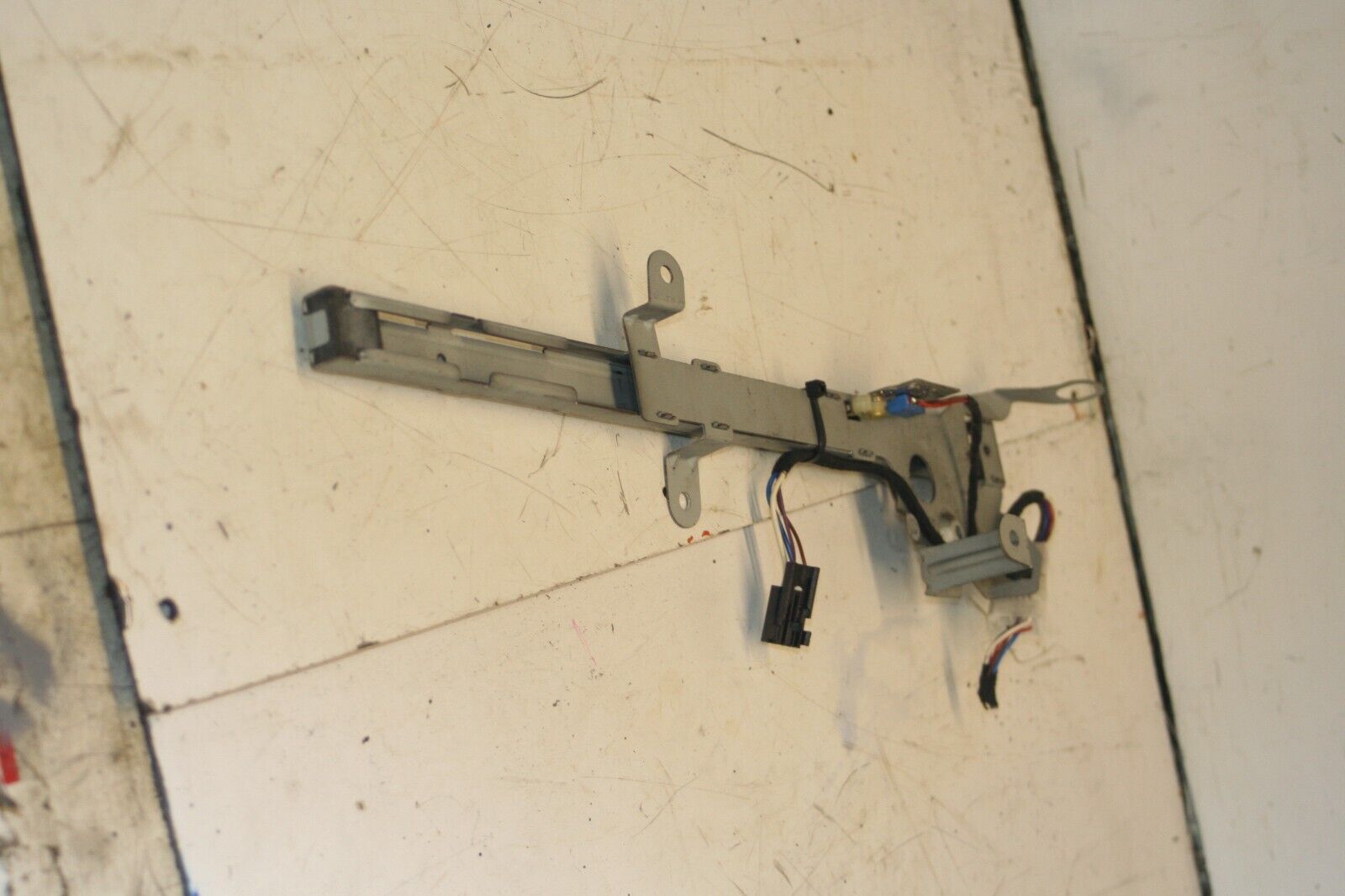 MERCEDES CLK W209. DRIVER SIDE FRONT 2038600282 SEAT BELT REGULATOR MOTOR - Image 2