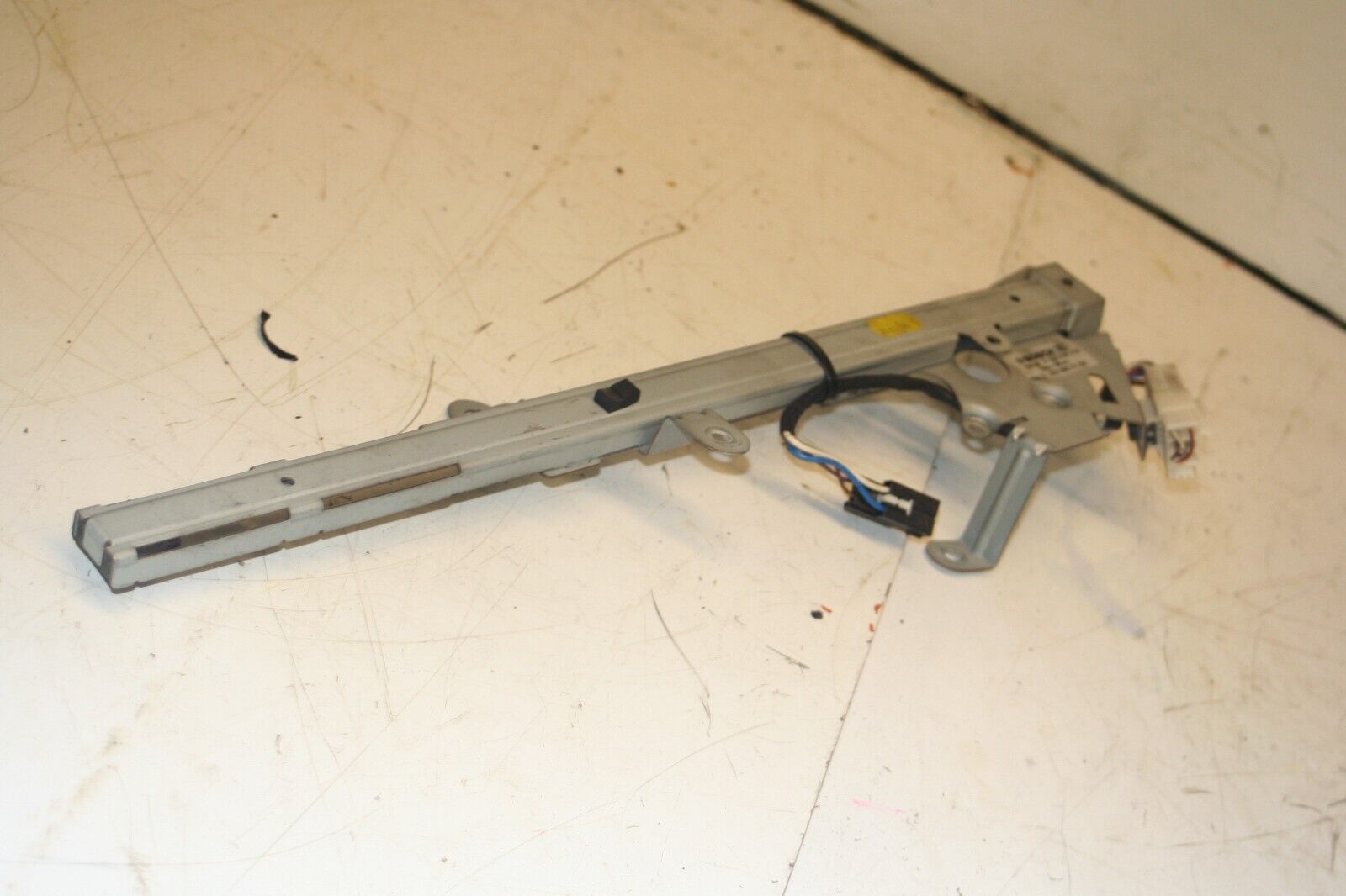 MERCEDES CLK W209. PASSENGER SIDE FRONT 2038600282 SEAT BELT REGULATOR MOTOR