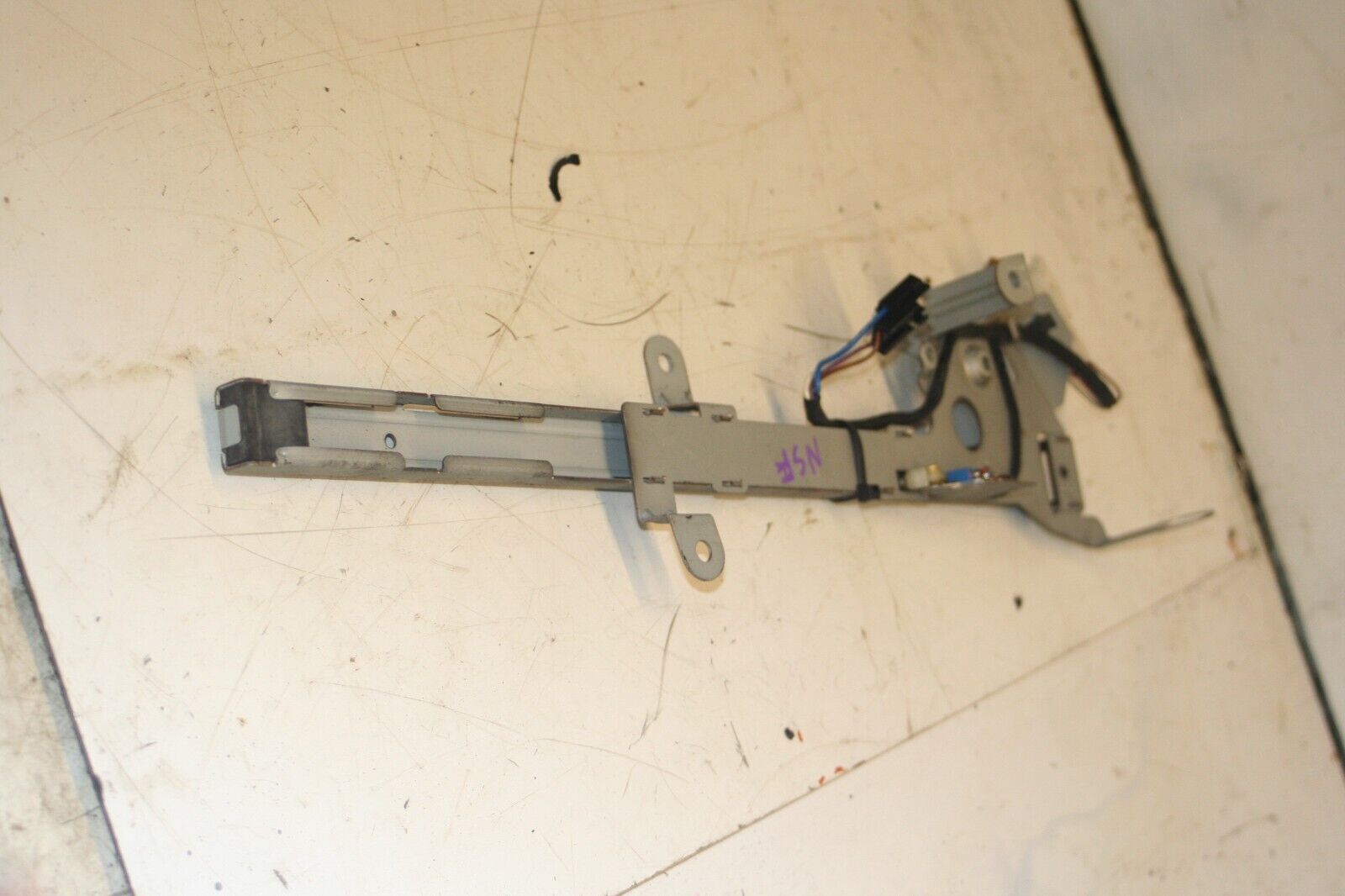 MERCEDES CLK W209. PASSENGER SIDE FRONT 2038600282 SEAT BELT REGULATOR MOTOR - Image 2