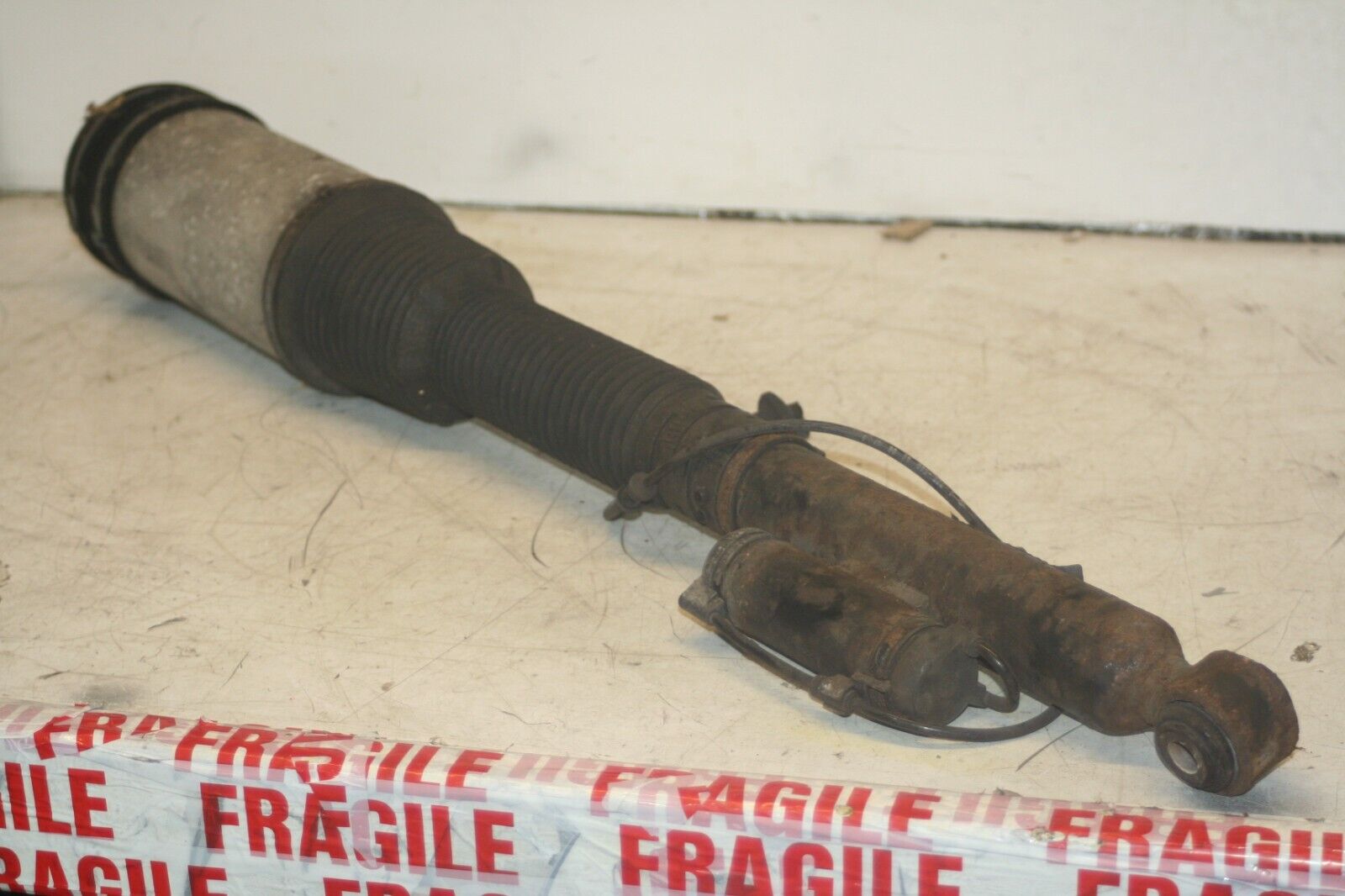 2005 MERCEDES S CLASS W220. DRIVER SIDE REAR AIR SUSPENSION SHOCK UNIT - Image 3
