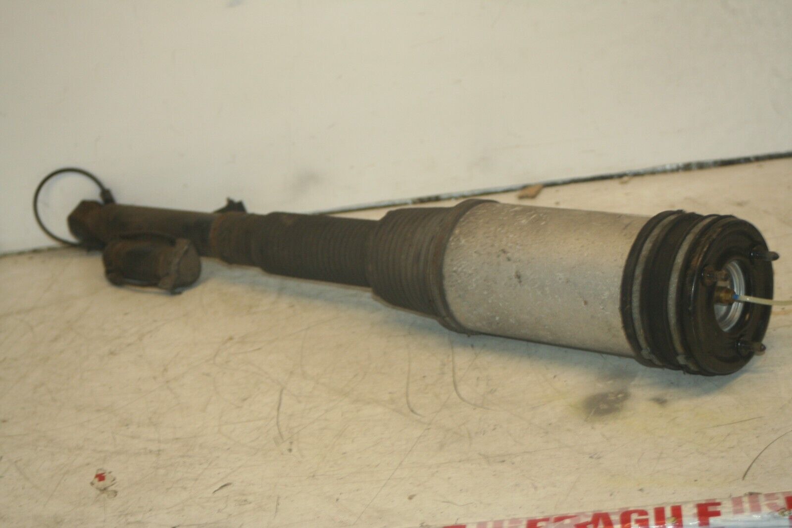 2005 MERCEDES S CLASS W220. PASSENGER SIDE REAR AIR SUSPENSION SHOCK UNIT