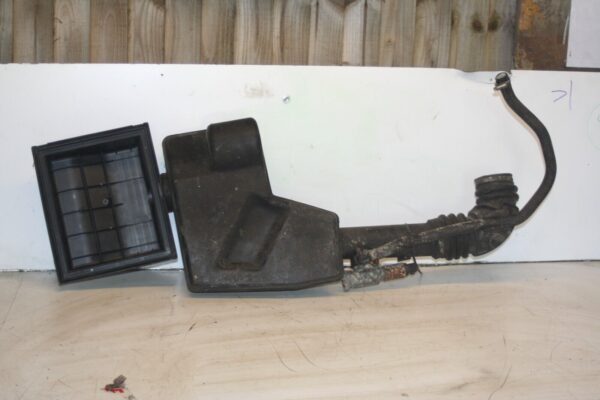 1990 FORD GRANADA MK3. INTAKE PIPE, RESONATOR AIRBOX LID - Image 4