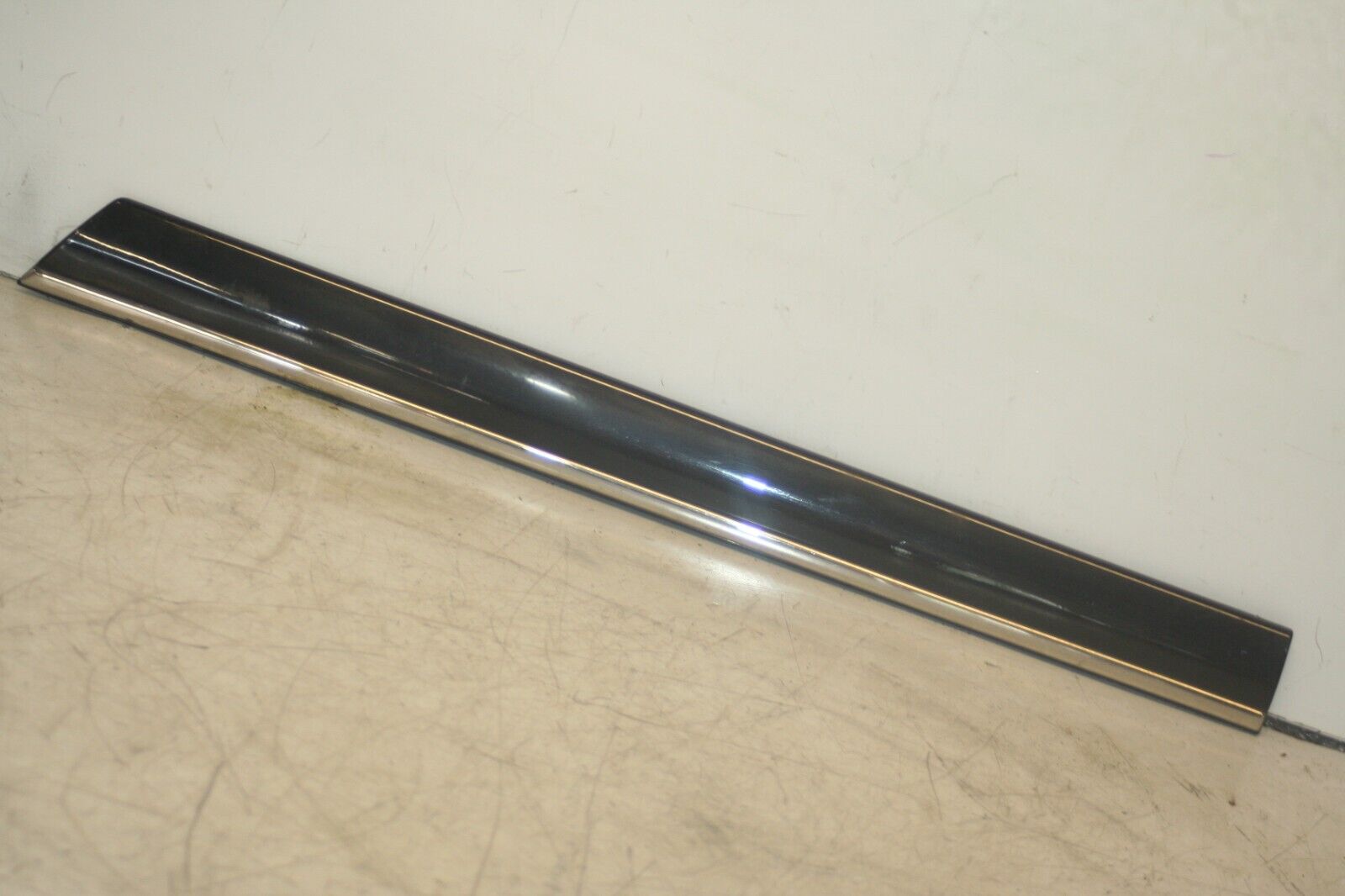 2005 MERCEDES S CLASS W220. PASSENGER SIDE REAR DOOR MOULDING TRIM