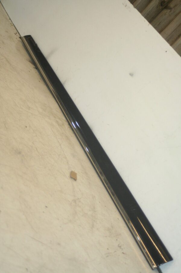 2005 MERCEDES S CLASS W220. DRIVER SIDE FRONT DOOR MOULDING TRIM - Image 2