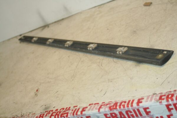 2005 MERCEDES S CLASS W220. DRIVER SIDE FRONT DOOR MOULDING TRIM - Image 3