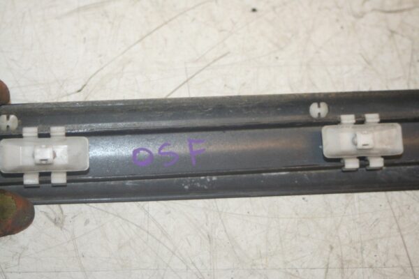 2005 MERCEDES S CLASS W220. DRIVER SIDE FRONT DOOR MOULDING TRIM - Image 4