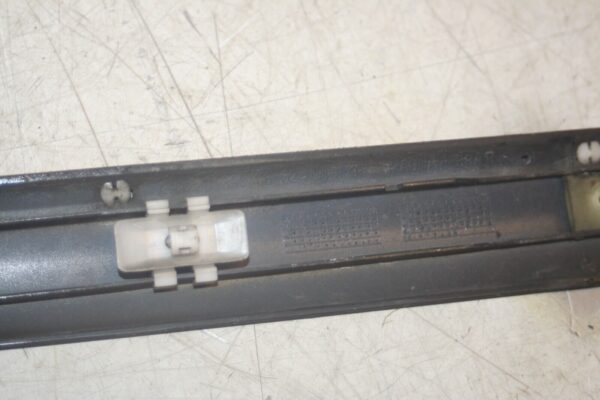 2005 MERCEDES S CLASS W220. DRIVER SIDE FRONT DOOR MOULDING TRIM - Image 5
