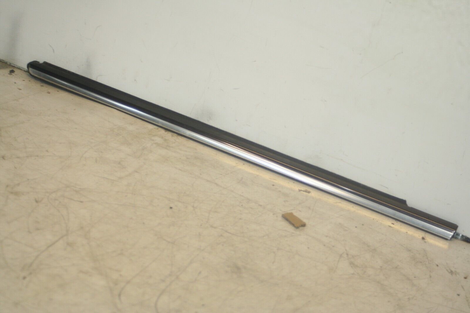 2005 MERCEDES S CLASS W220. PASSENGER SIDE FRONT DOOR WINDOW CHROME TRIM
