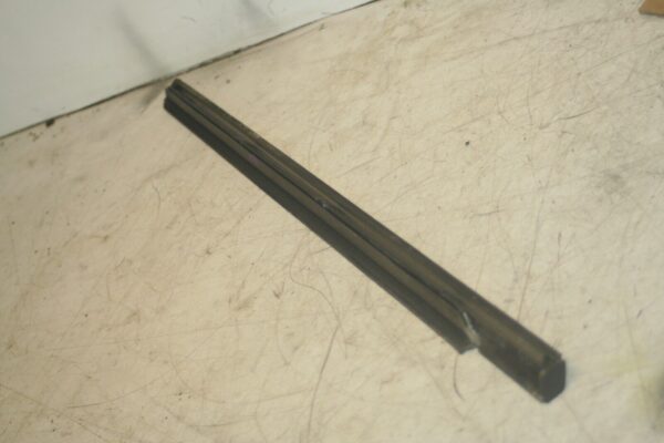 2005 MERCEDES S CLASS W220. PASSENGER SIDE FRONT DOOR WINDOW CHROME TRIM - Image 2
