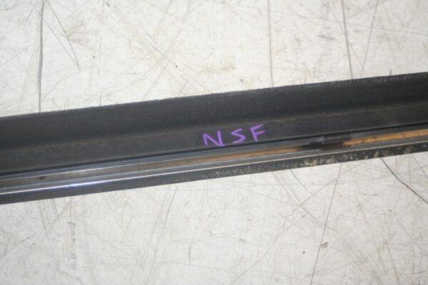 2005 MERCEDES S CLASS W220. PASSENGER SIDE FRONT DOOR WINDOW CHROME TRIM - Image 3
