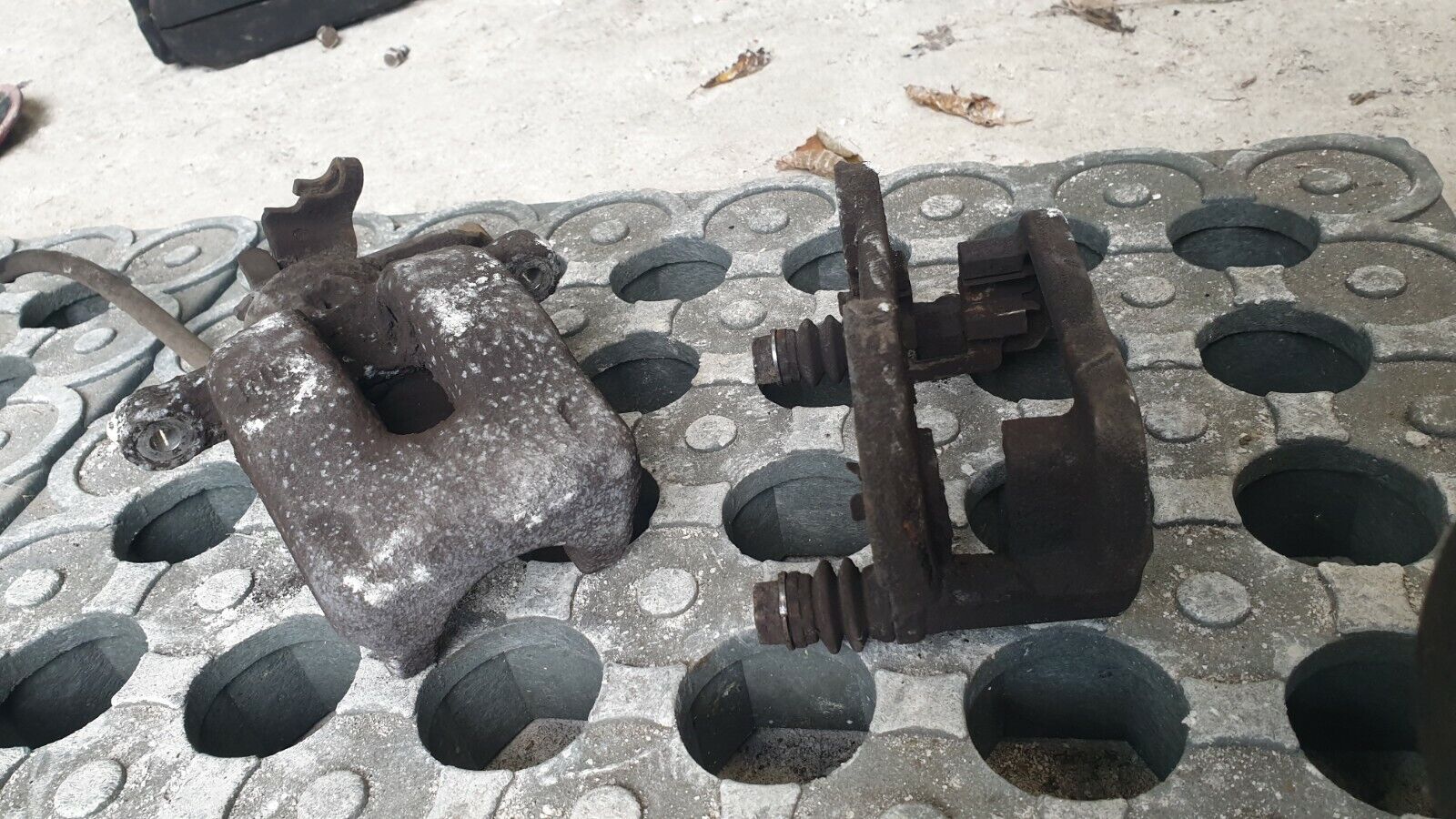Mini Countryman 2014 R60 – N/S/R Passenger Rear Brake Caliper + carrier