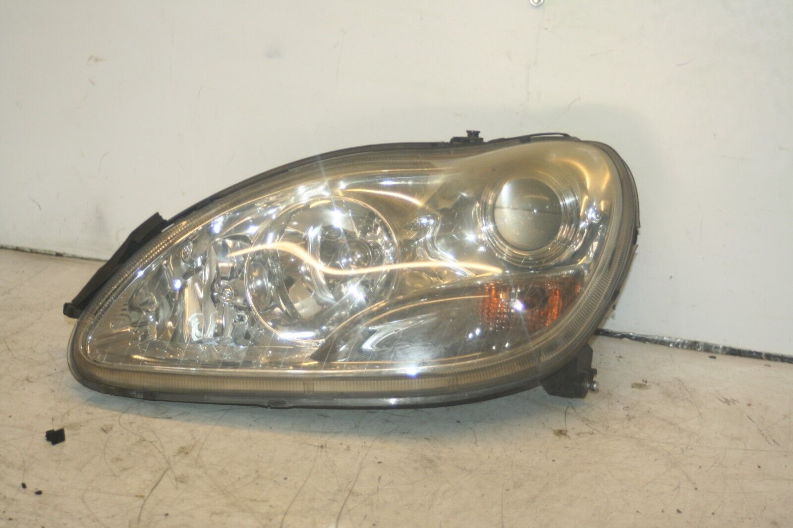 2005 MERCEDES S CLASS W220. PASSENGER SIDE HEAD LIGHT