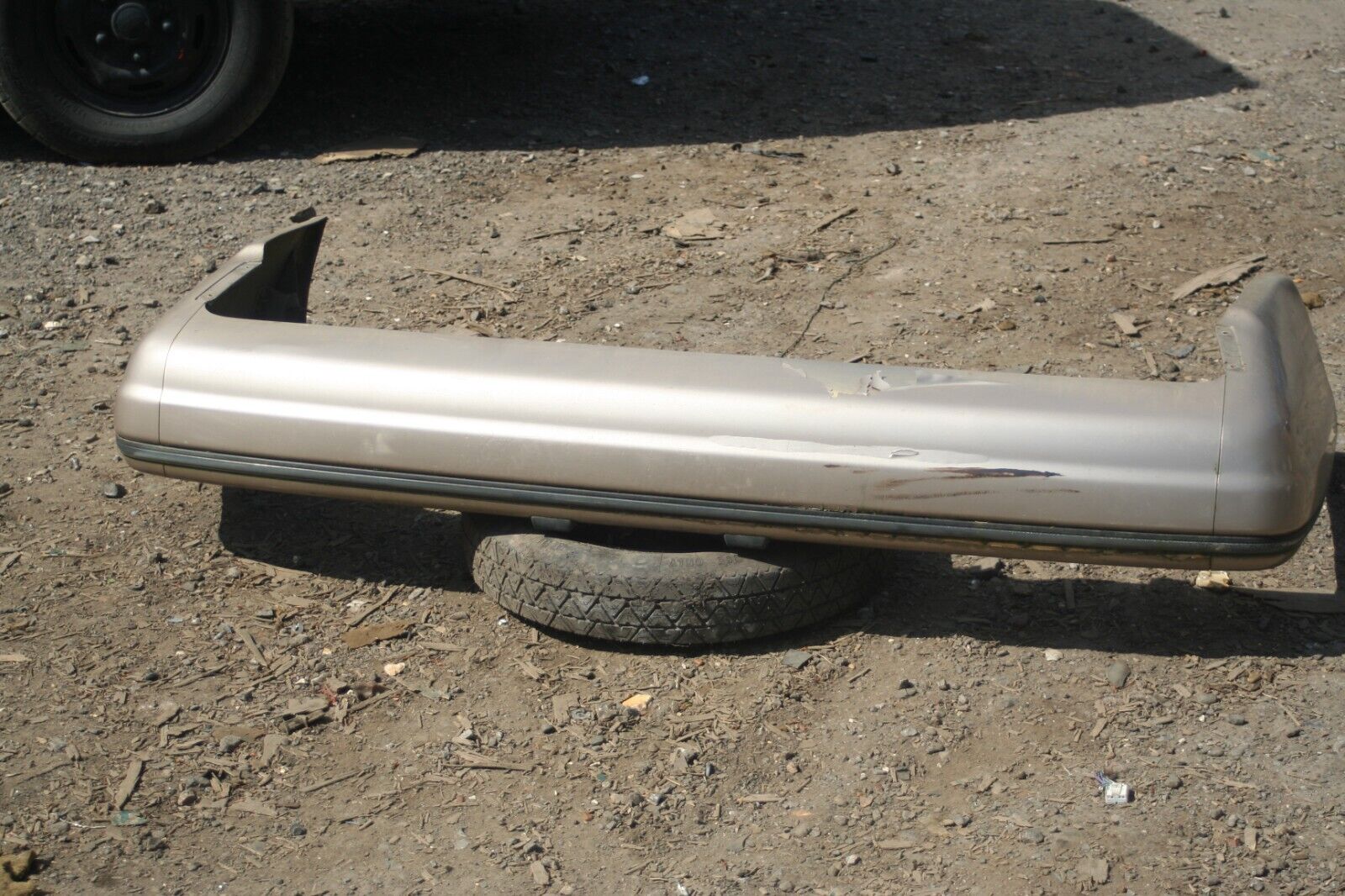 1990 FORD GRANADA MK3. REAR BUMPER IN GOLD DAMAGED